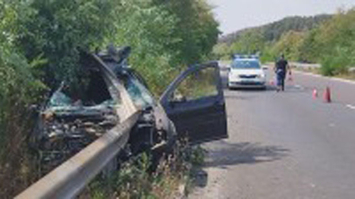 Бус с 30 афганистанци самокатастрофира и се запали между Годеч