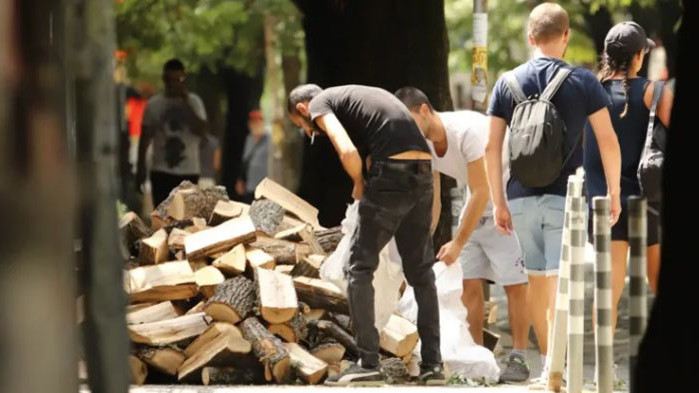 Софиянци също посегнаха към дървата, снимката е от центъра на