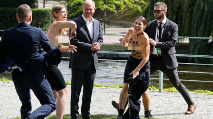 Канцлерът на Германия Олаф Шолц се озова неочаквано до две