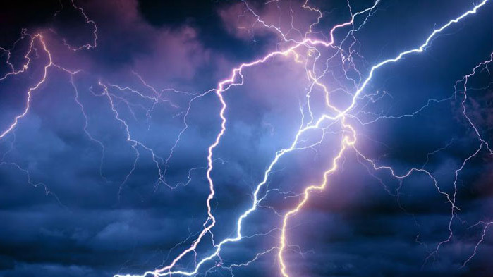 Двамата били ударени, докато чакали в беседка да спре дъждът