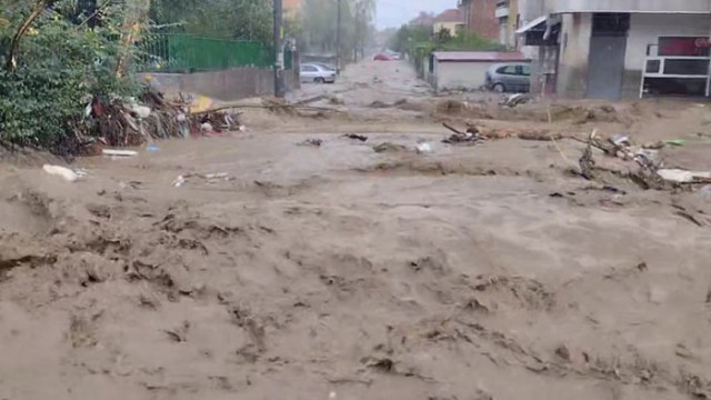 Проливен дъжд заля град Карлово В града е обявено частично