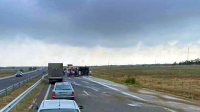 Катастрофа затруднява движението в участък от автомагистрала Тракия в района