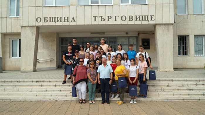 Румънски деца на гости в Търговище, учат български фолклор