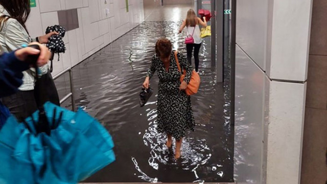 Проливният дъжд наводни метростанция Бизнес парк в София За това