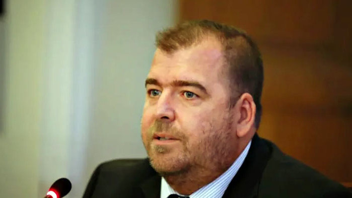 Предшественикът ми ми остави много работа. Има проблеми, които трябва