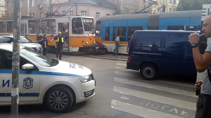 Лек автомобил се заклещи между два трамвая в София