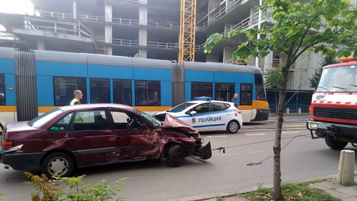 Лек автомобил се заклещи между два трамвая в София