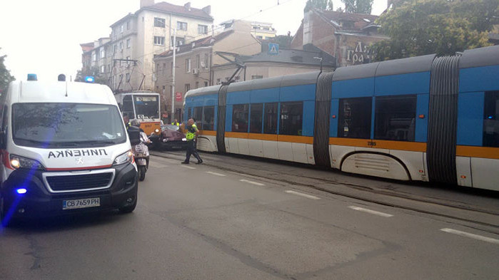 Лек автомобил се заклещи между два трамвая в София