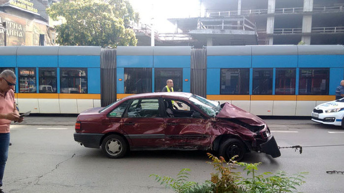 Лек автомобил се заклещи между два трамвая в София