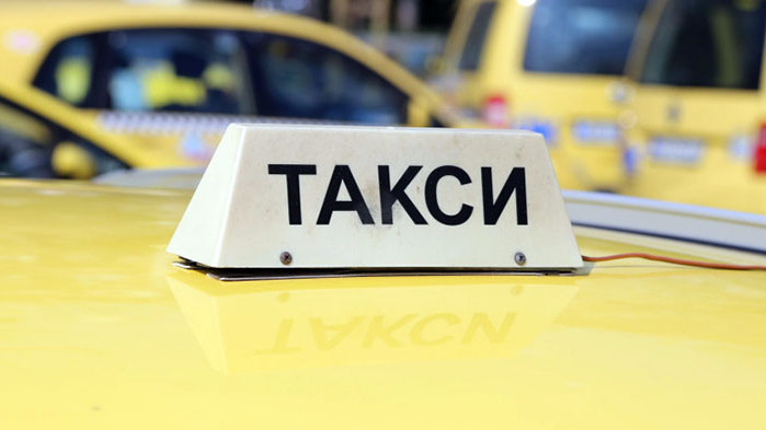 Такси пропадна в обезопасен изкоп на Топлофикация - Русе, съобщава БНТ.