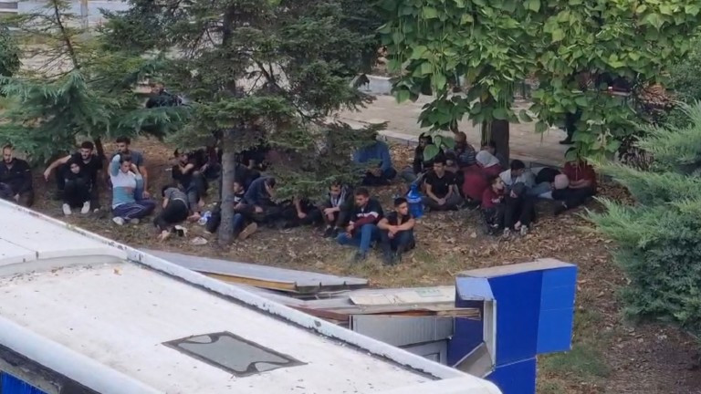 Единият от трафикантите от автобуса, премазал полицаи в Бургас, е обявен за издирване