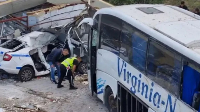 Колата на двамата служители на реда бе ударена от автобус