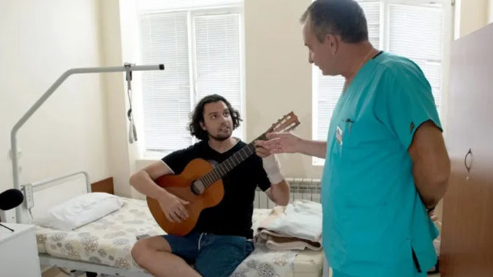 28-годишен музикант просвири отново на китара 3 дни след операция