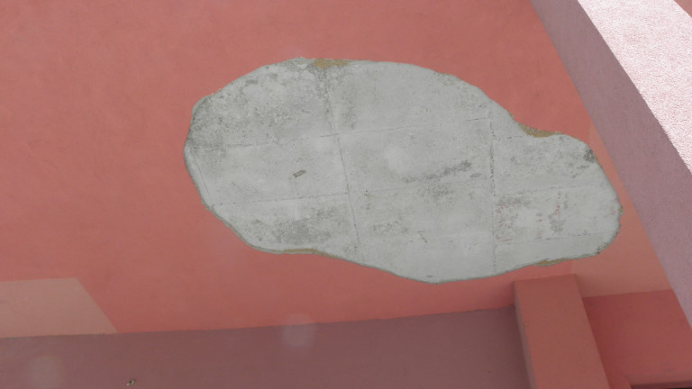 Таван в лекарски кабинет падна върху пациенти в болницата в