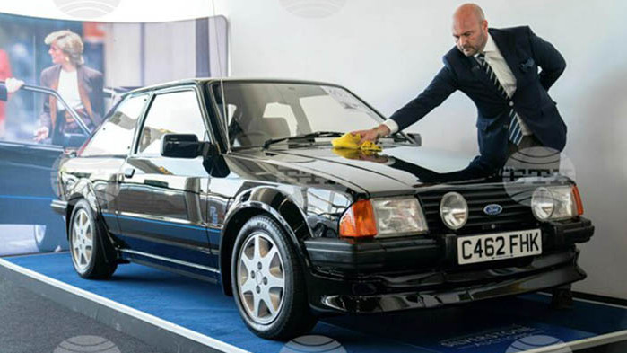 Личната кола на британската принцеса Даяна, беше продадена днес на