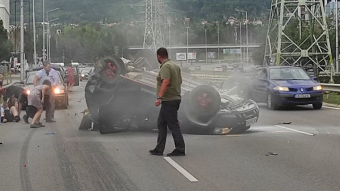 Катастрофа на столичния булевард България - автомобил се обърна по
