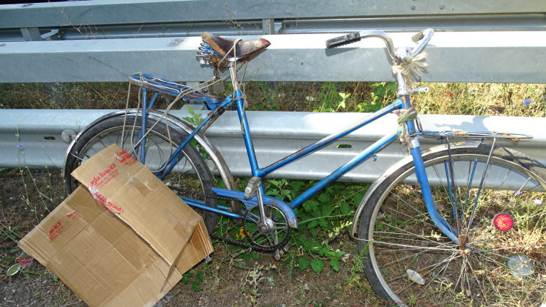 Велосипедист се блъсна в дърво и загина на място в