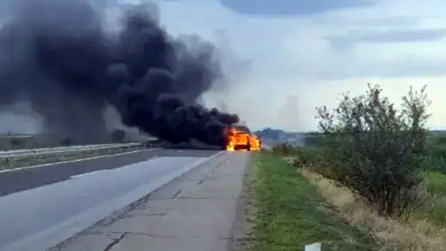 Джип се запали на автомагистрала Тракия около 99 ия километър в