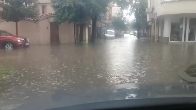 Обилният валеж е бил придружен със силен вятър и мълнии