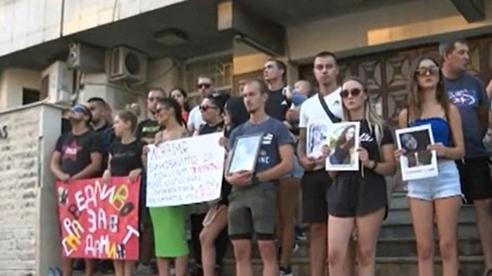 Протестиращи: Не вярваме, че синдром уби родилката в Горна Оряховица