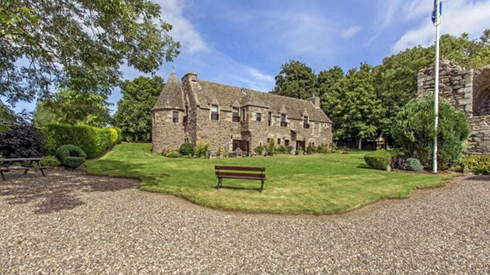Замък от 17-и век край Дънди е обявен за продажба