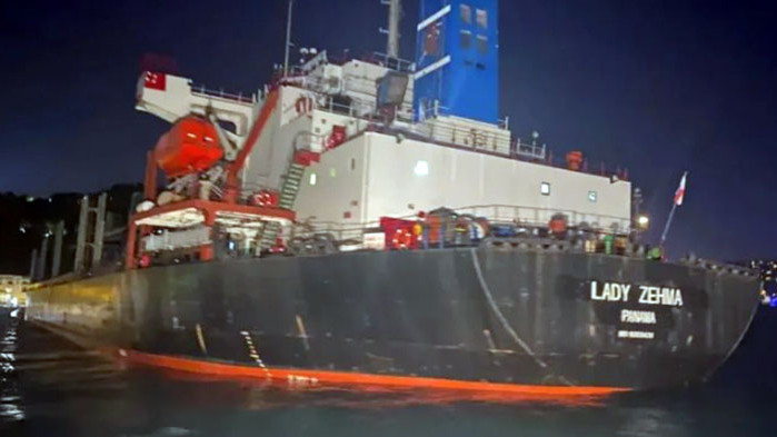 Товарен кораб с царевица от Украйна, пътуващ по силата на