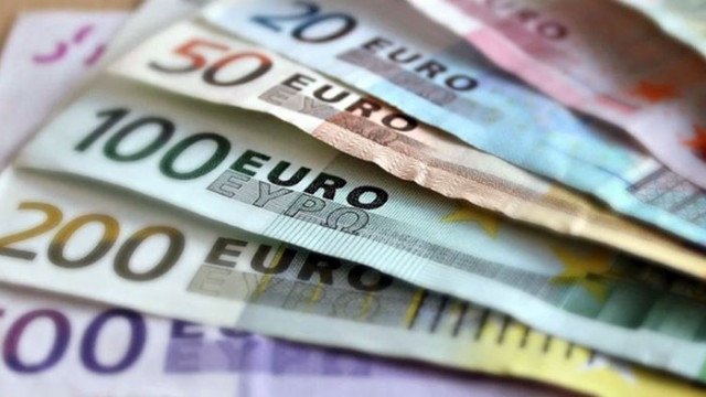 Курсът на еврото спрямо долара днес отново спадна под границата