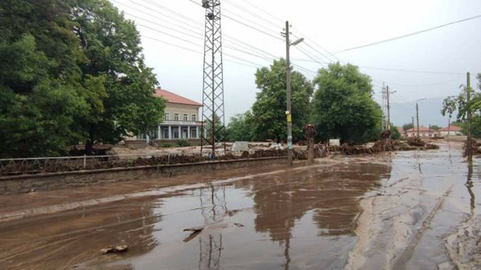 По думите му няма жертви на наводненията, а жената, за