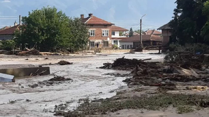 След оттичането на водата в най-засегнатите вчера от преливането на