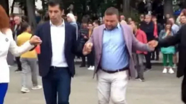 След уличните танци на морето бившият премиер Кирил Петков показа