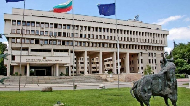 Служебното правителство и президентът Румен Радев започват смяната на българските