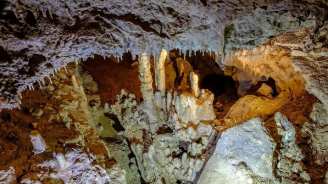 Пещерата Бисерна Зандана която е една от най красивите карстови пещери у