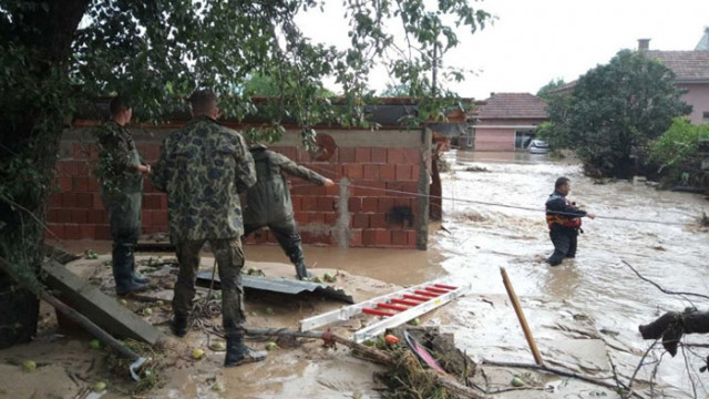 Разчистването на щетите в Карловско ще продължи и в празничния