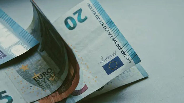 Курсът на еврото спрямо долара днес се задържа без особена