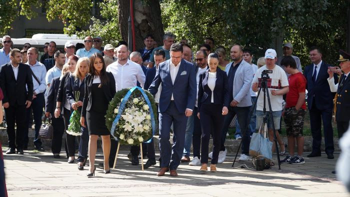 С поднасяне на венци и цветя ГЕРБ-СДС и структурите на