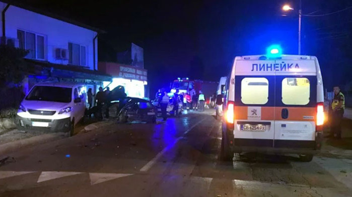 В района на "Панчарево" се блъснаха три коли, има загинал