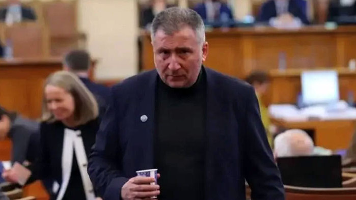 Отцепникът Светлин Стоянов се снима за плакат на ПП със значка на ИТН (СНИМКА)