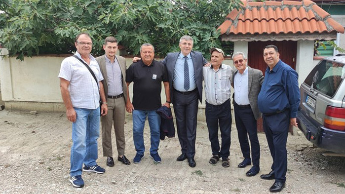 Няколко полицаи го отвели в Съвета, казали му недей знай