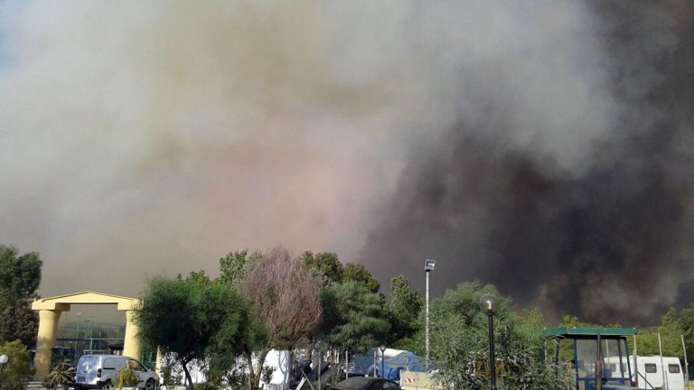 Повече от 100 служители на спешната помощ се борят с