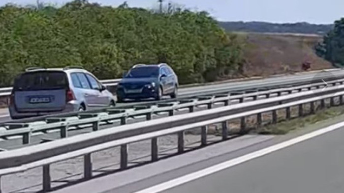 Видеоклип с автомобил, който се движи с бясна скорост в