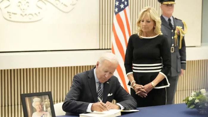 Великобритания скърби за кралица Елизабет, светът ѝ отдава почит (СНИМКИ)