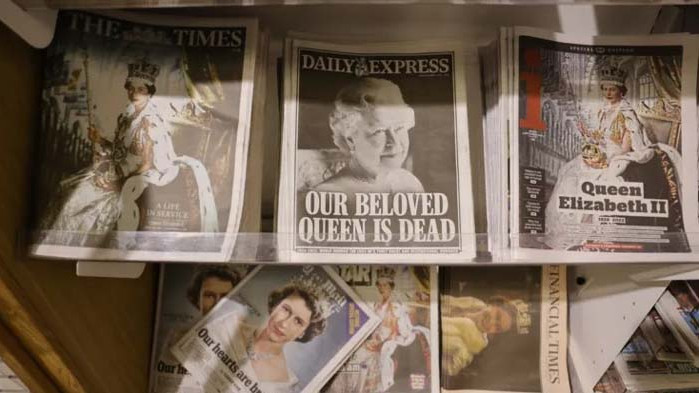 Великобритания скърби за кралица Елизабет, светът ѝ отдава почит (СНИМКИ)