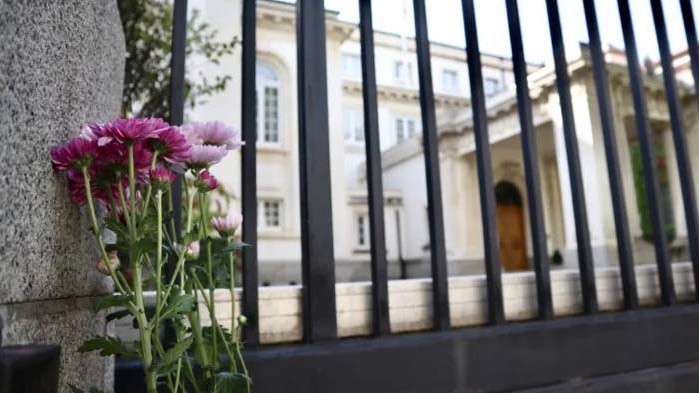 Великобритания скърби за кралица Елизабет, светът ѝ отдава почит (СНИМКИ)