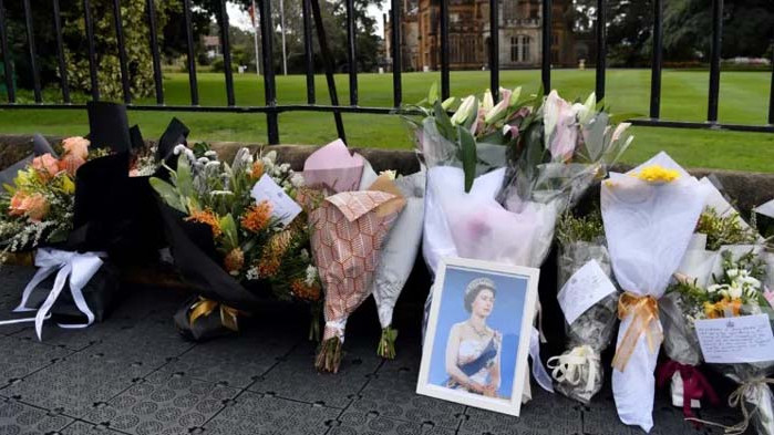 Великобритания скърби за кралица Елизабет, светът ѝ отдава почит (СНИМКИ)