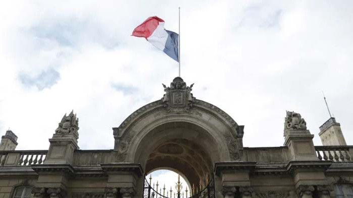 Великобритания скърби за кралица Елизабет, светът ѝ отдава почит (СНИМКИ)