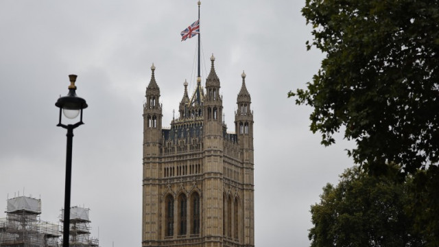 Британското правителство официално обяви началото на период на национален траур