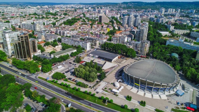 Прагматично решение: Градят фотоволтаична система върху Двореца на спорта във Варна