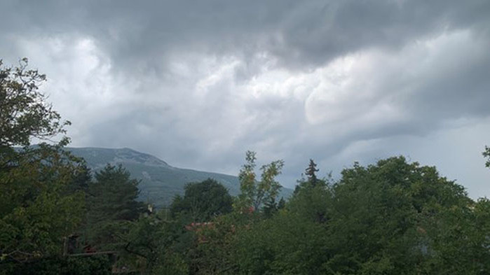 Проливен дъжд, придружен с гръмотевици, вали в София. Небето е