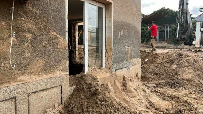 Продължава разчистването на наводнените карловски села