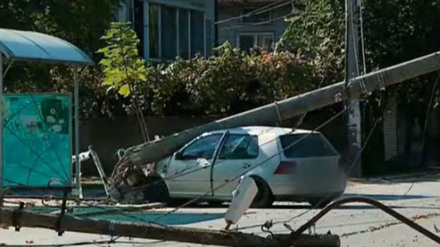 Кола се заби в електрически стълб в пловдивското село Рогош